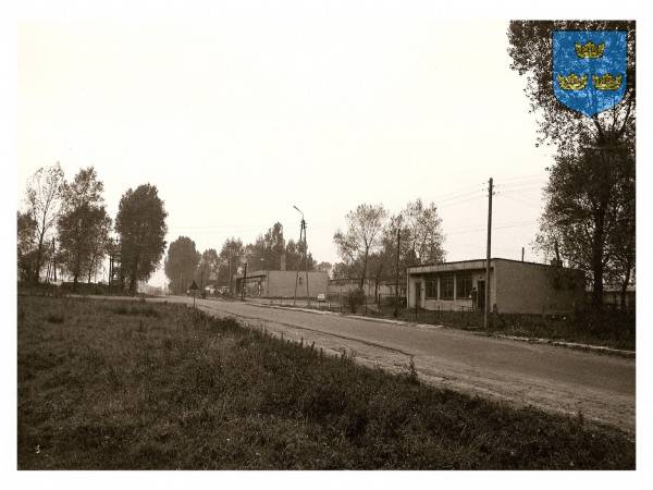 : Pawilony po wschodniej stronie drogi do Miechowa w południowym krańcu zabudowy Żarnowca. Widok od strony południowej.